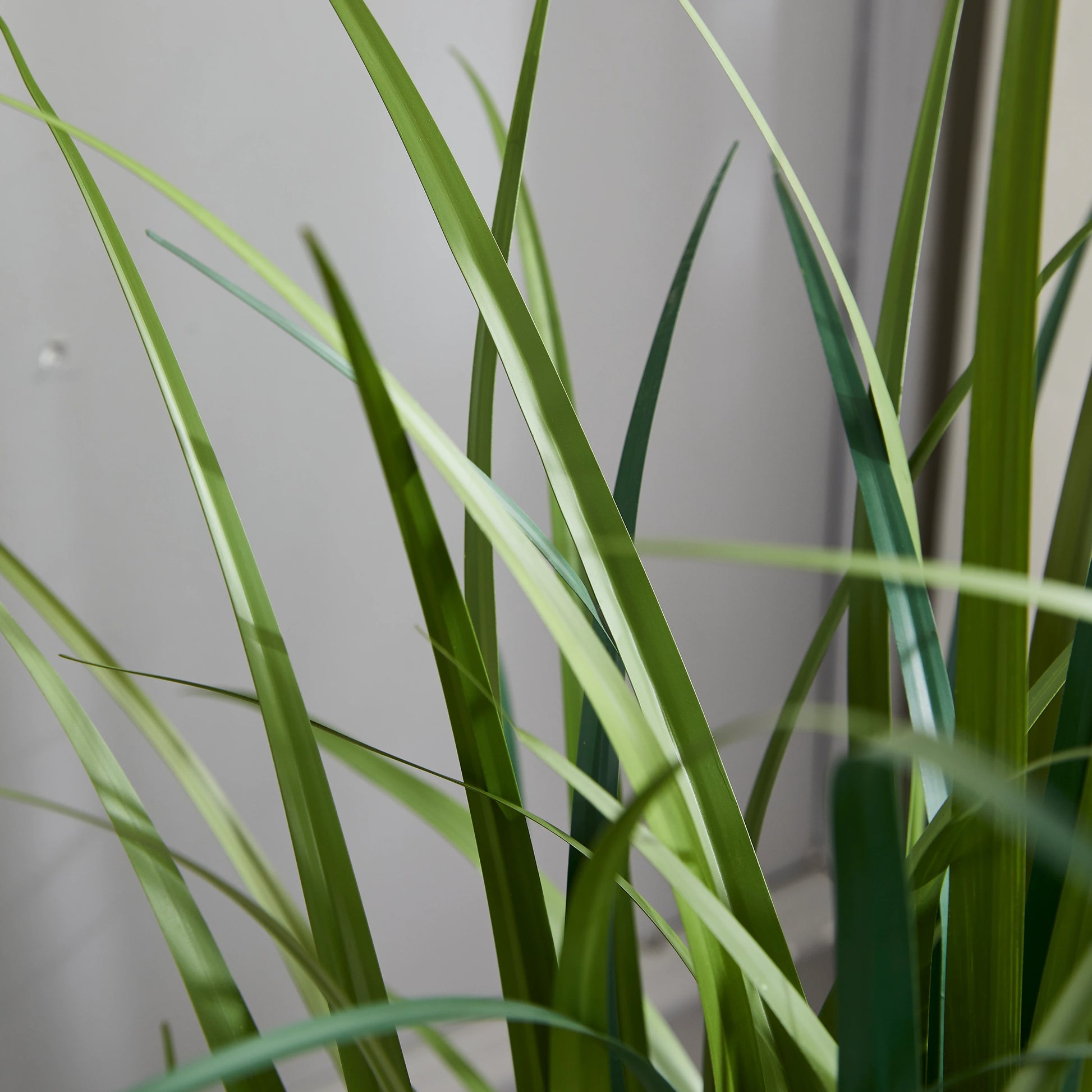 Künstliches Gras - Alaric, 90 cm, Kunstpflanze von aplanta, in Grün, für drinnen