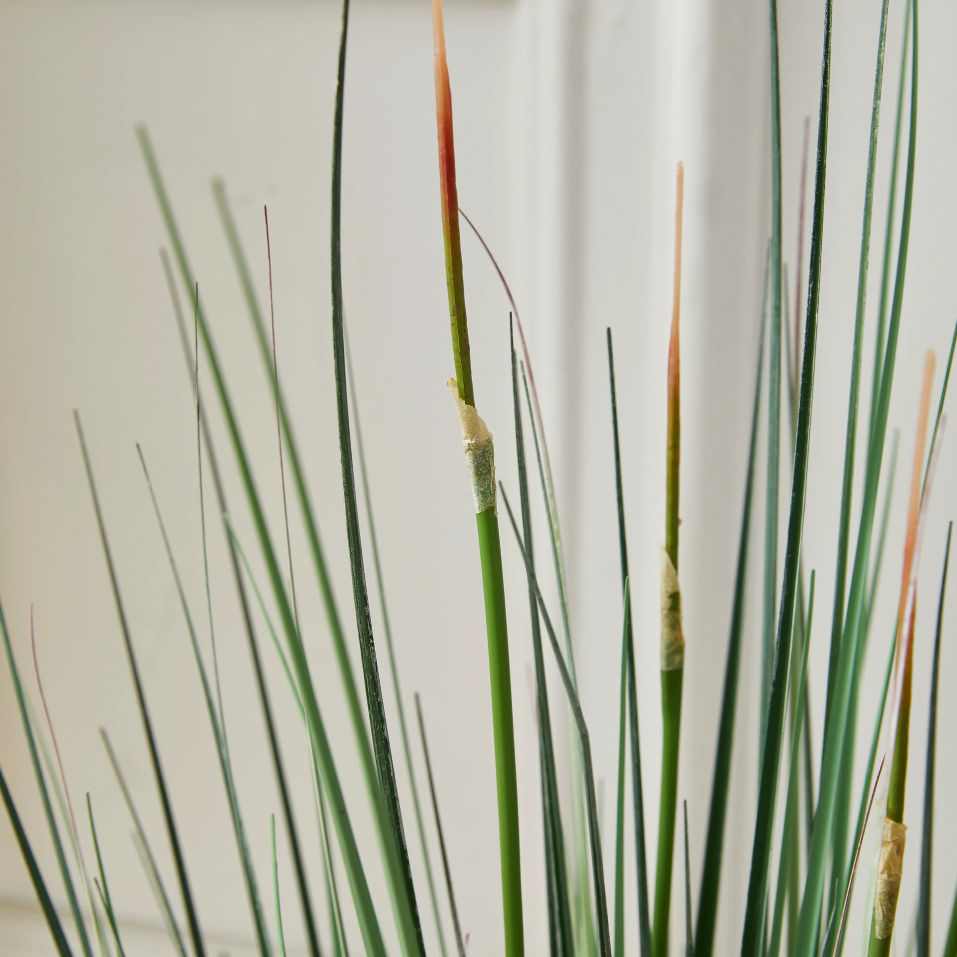 Künstliches Gras - Odalinde, 120 cm, Kunstpflanze von aplanta, in Grün, für drinnen