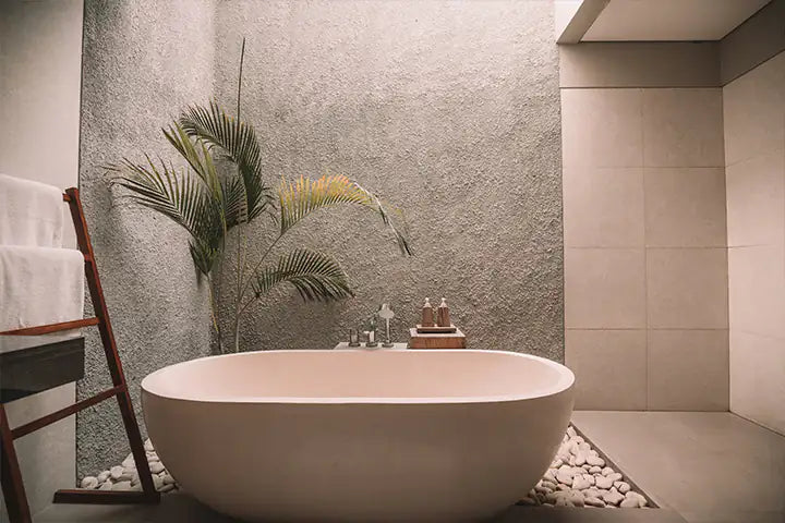 Kunstpflanze bzw. Kunstpalme in einem Hotel Wellnessbereich. Gut zu sehen und passend neben einer Badewanne. Tolle Atmosphäre durch eine Kunstpflanze für Hotel Saunas und Wellnessbereiche. Aplanta